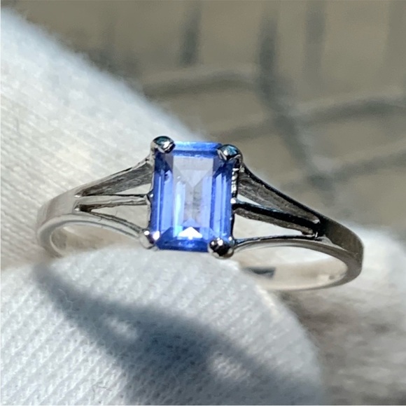 Beautiful Ceylon Sapphire White Gold Ring - Picture 7 of 11